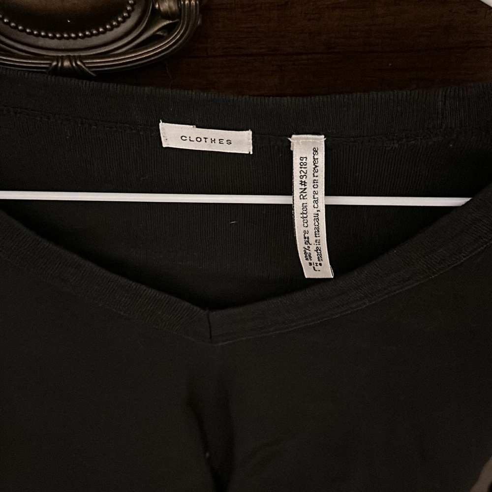 CLOTHES - Picture 2 of 2